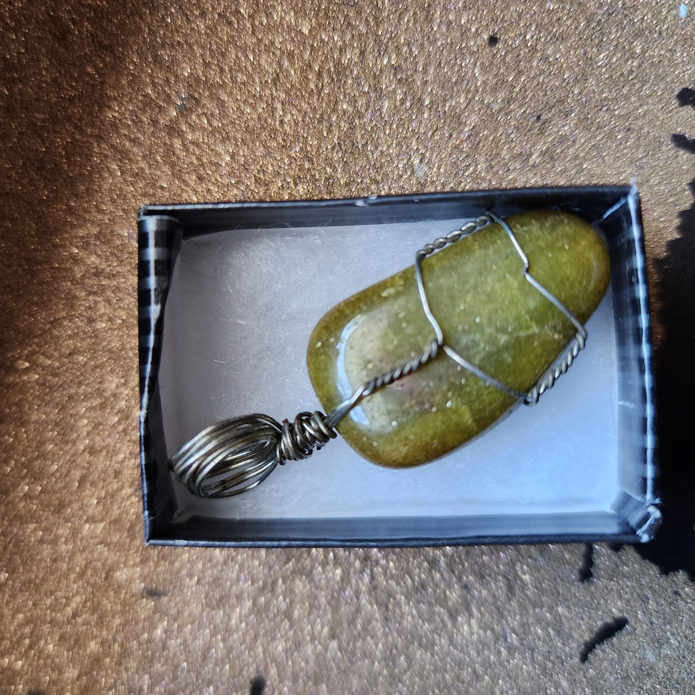 Elegant Green Stone Pendant Necklace
